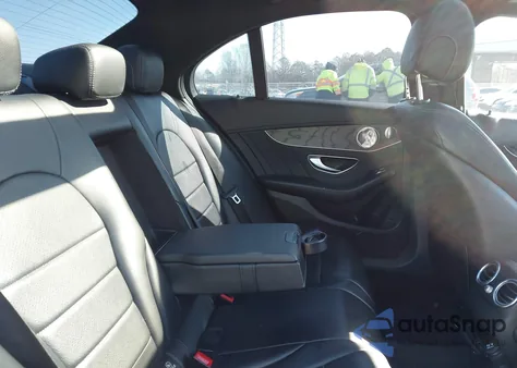 2017 Mercedes-Benz C 300 Luxury/Sport z USA, uszkodzony, nr VIN 55SWF4JB4HU203596